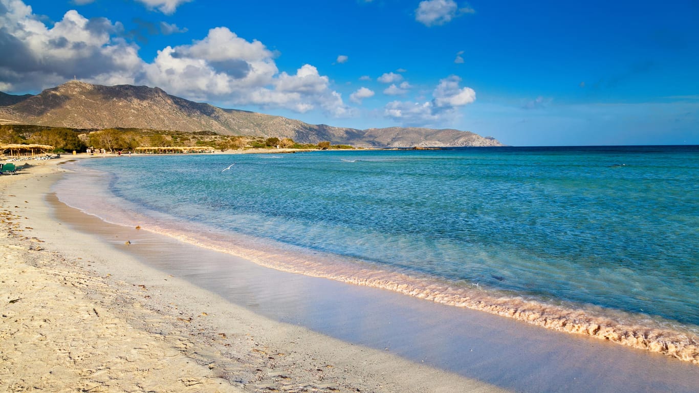 Elafonissi Beach: Der Strand auf Kreta lockt viele vor allem mit seinem rosafarbenen Sand.