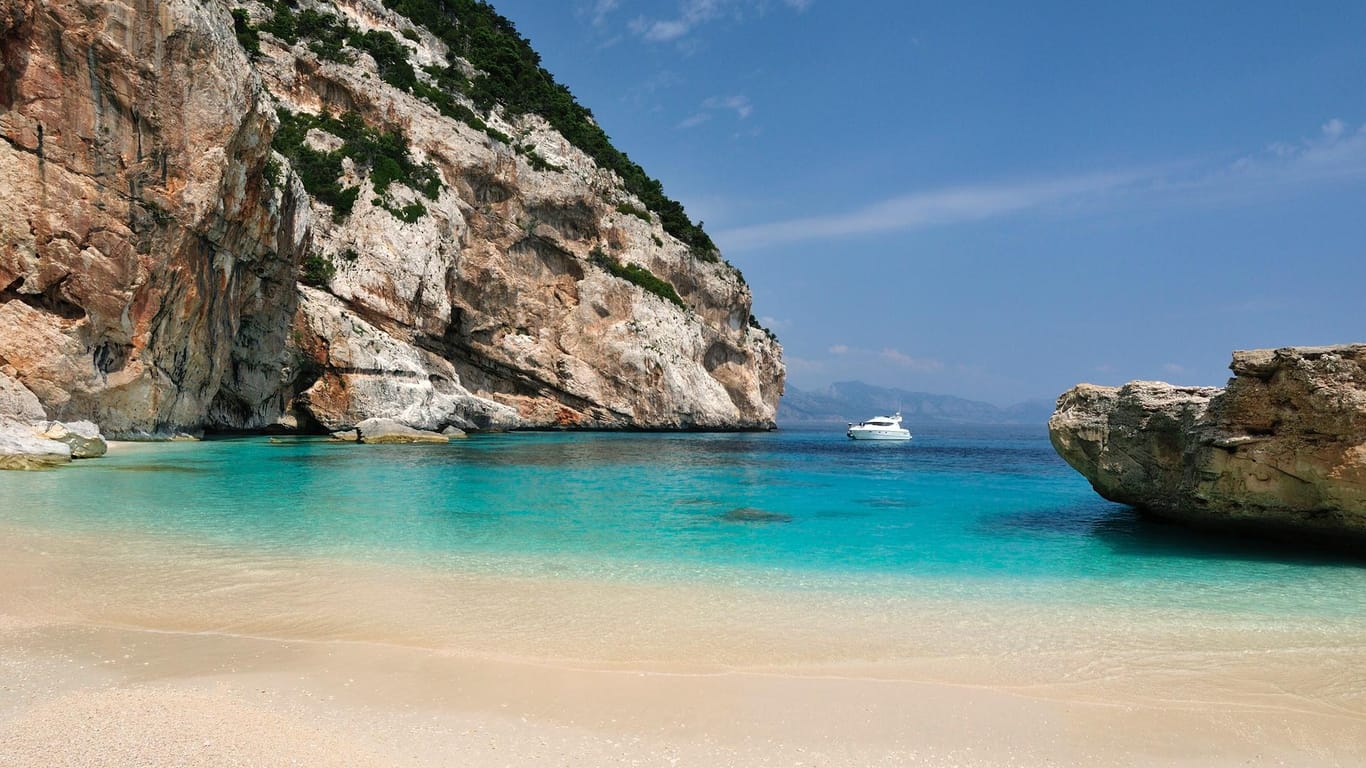 Cala Mariolu auf Sardinien: Die kleine Bucht ist am besten mit einem Boot zu erreichen.