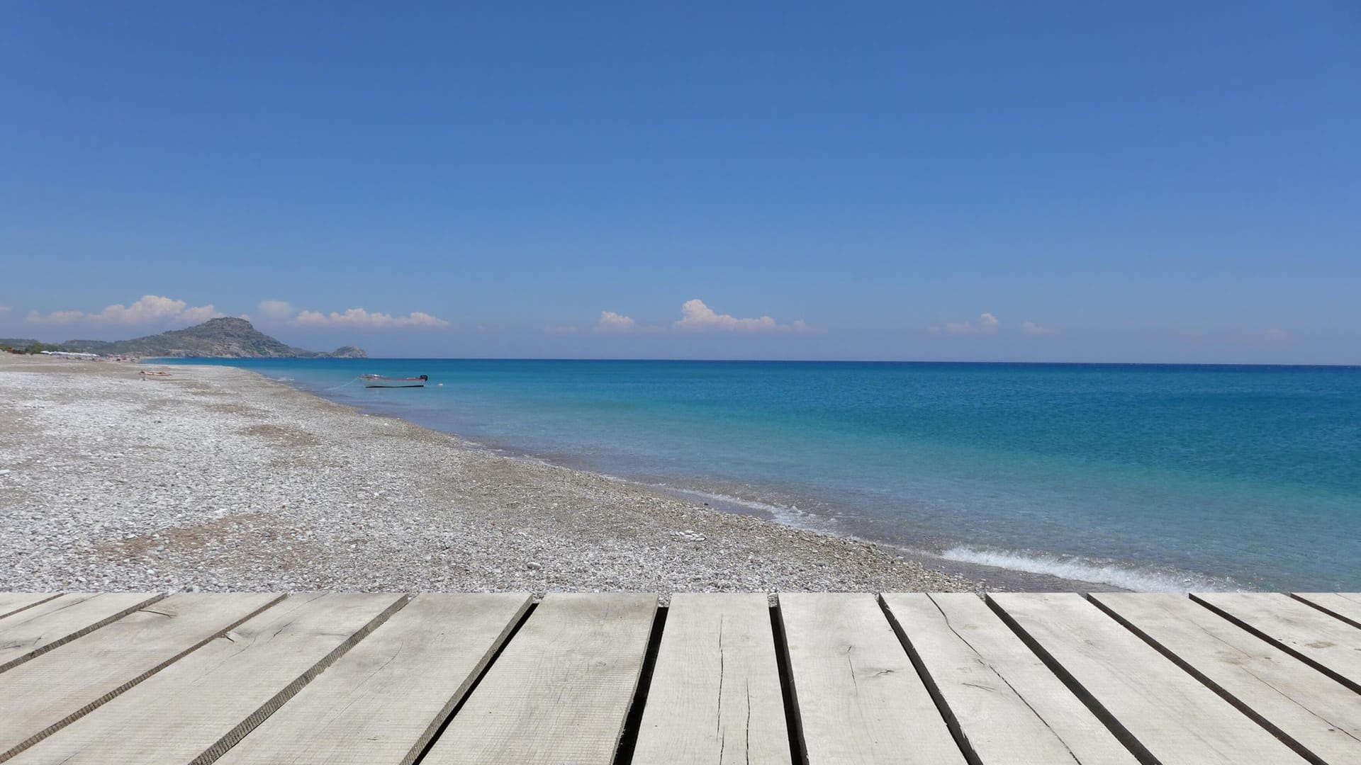 Afandou Beach auf Rhodos: Der Strand ist sehr lang und mal mit Sand, mal mit Kieselsteinen ausgelegt.