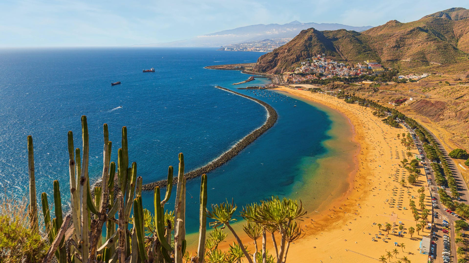 Playa de las Teresitas, Teneriffa: Das Riff sorgt dafür, dass auch Kinder hier nahezu gefahrlos schwimmen gehen können.