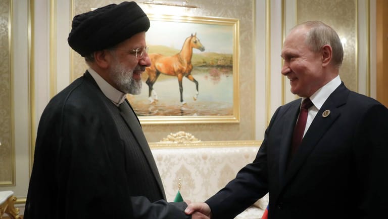 Putin isoliert? Von wegen. Beim Gipfel in Ashgabat, Turkmenistan, trifft Russlands Diktator auch sein iranisches Pendant Ibrahim Raisi.