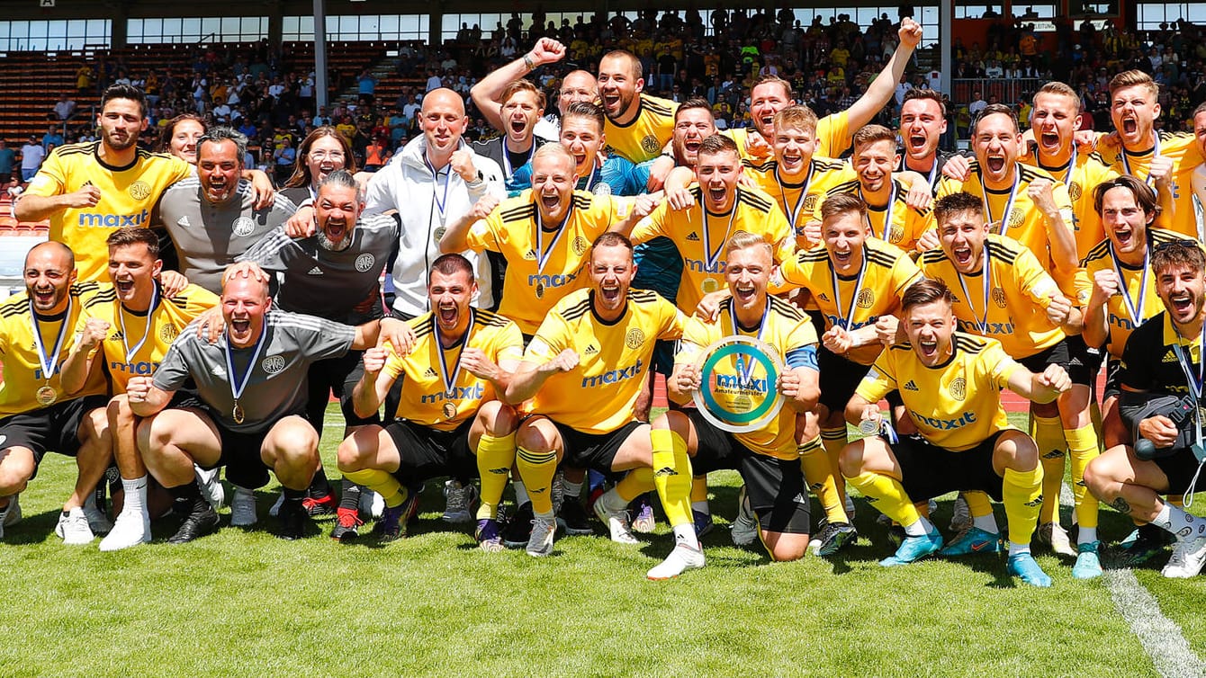 Timo Rost (li., in weiß): Der Trainer bejubelt mit seinem Team der SpVgg Bayreuth die Regionalliga-Meisterschaft.