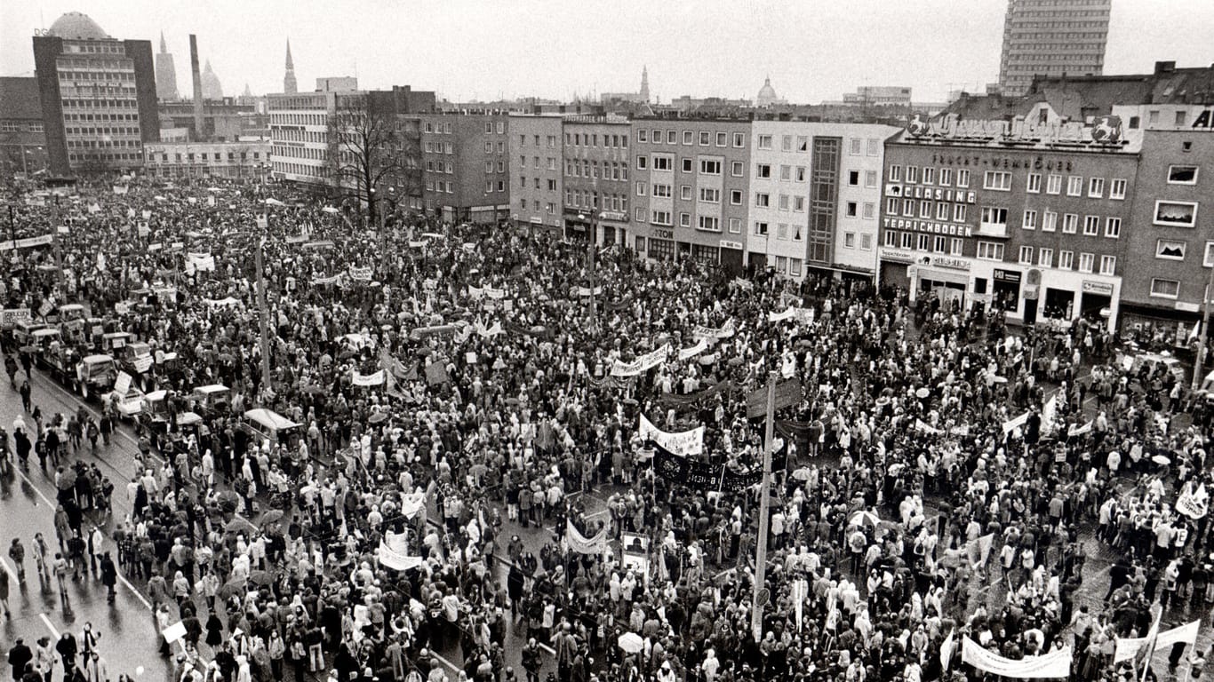 Der sogenannte "Gorleben-Treck" in Hannover im März 1979: Knapp 100.000 Teilnehmerinnen und Teilnehmer kamen zur Abschlusskundgebung gegen die geplanten Kernenergieanlagen bei Gorleben.
