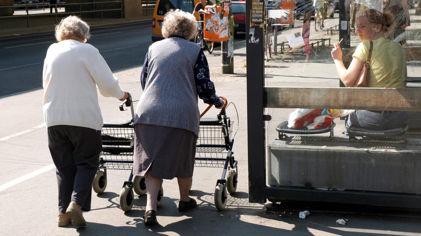Zwei Seniorinnen mit Rollator (Archiv): Durch verbesserte Lebensumstände, steigenden Wohlstand und medizinischen Fortschritt steigt die Lebenserwartung.