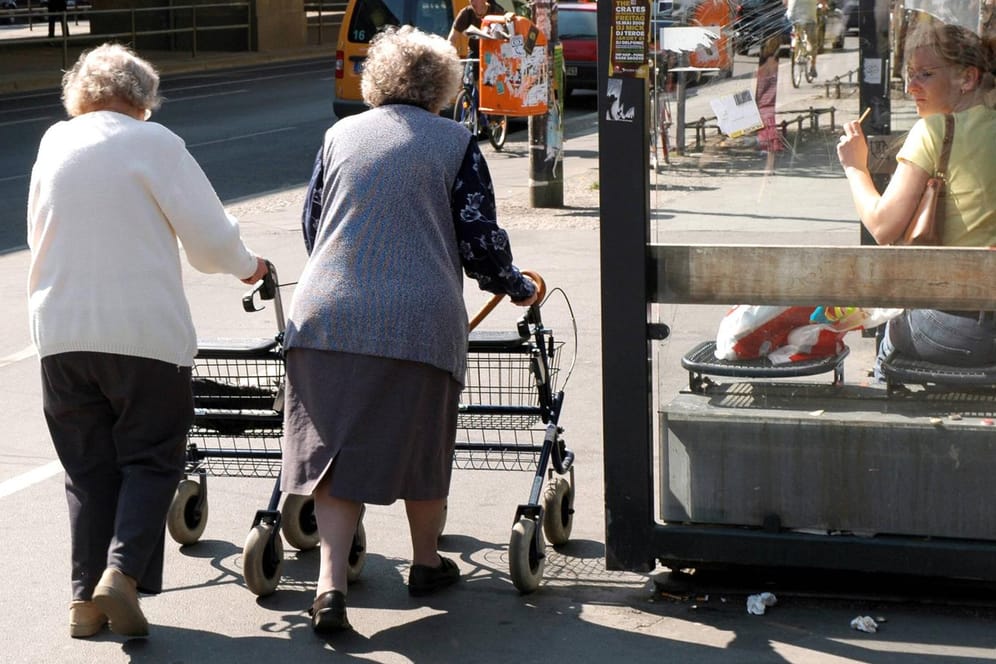 Zwei Seniorinnen mit Rollator (Archiv): Durch verbesserte Lebensumstände, steigenden Wohlstand und medizinischen Fortschritt steigt die Lebenserwartung.