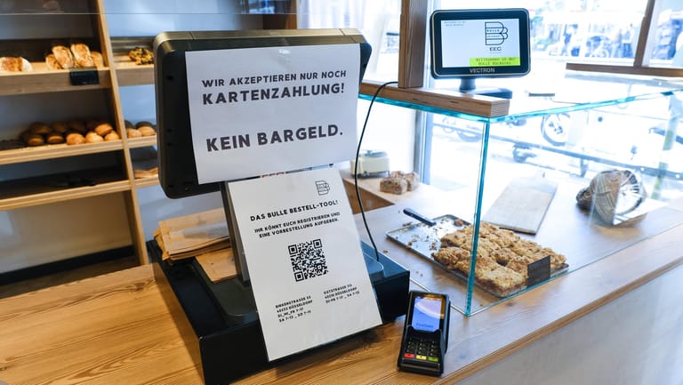 Kartenzahlungen werden beliebter: Eine Düsseldorfer Bäckerei akzeptiert kein Bargeld mehr.