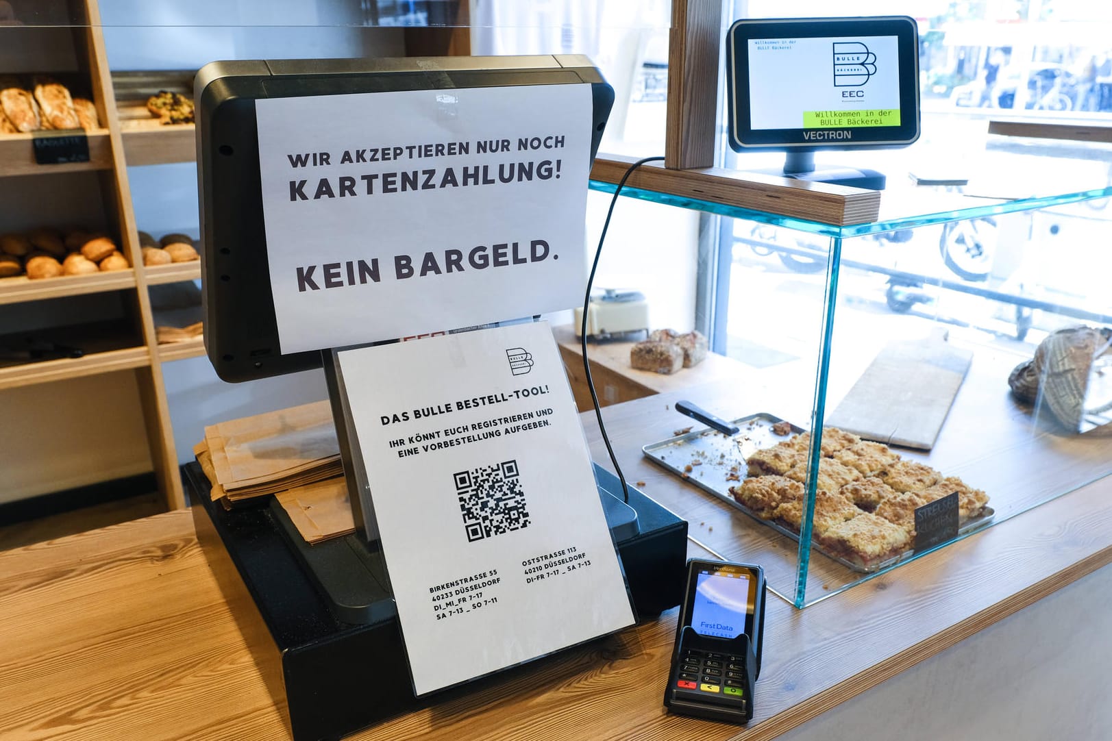 Kartenzahlungen werden beliebter: Eine Düsseldorfer Bäckerei akzeptiert kein Bargeld mehr. Kartenzahlungen werden beliebter: Eine Düsseldorfer Bäckerei akzeptiert kein Bargeld mehr.