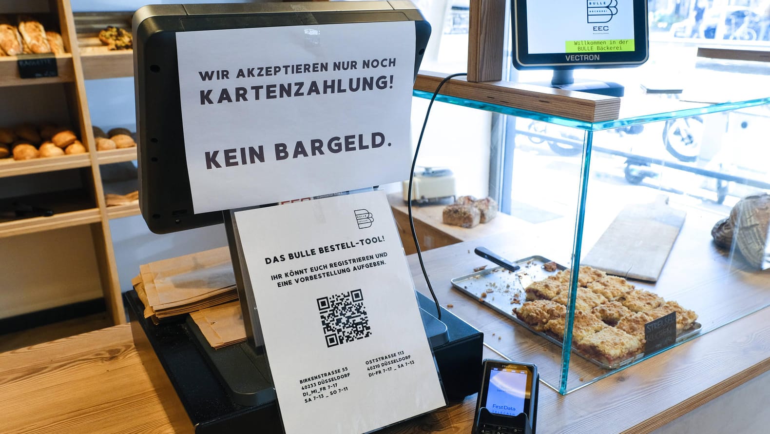 Kartenzahlungen werden beliebter: Eine Düsseldorfer Bäckerei akzeptiert kein Bargeld mehr.