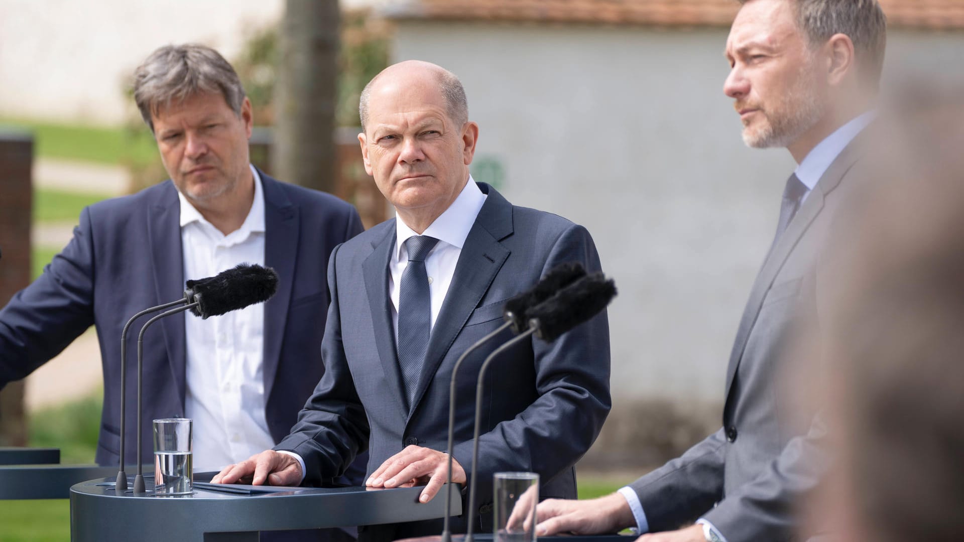 Uneins auf Schloss Meseberg: Robert Habeck, Olaf Scholz und Christian Lindner auf der Abschlusspressekonferenz.