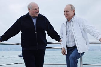 Zwei Kriegsverbrecher auf Bootstour im Schwarzen Meer: Putin hat Lukaschenko eine klare Rolle zugeteilt.