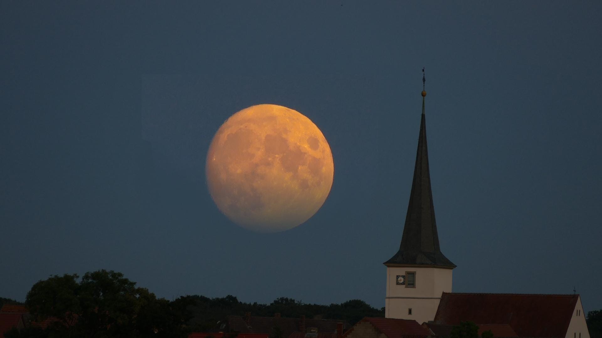 Supermond: Dieses Phänomen tritt auf, wenn der Erdbegleiter unserem Planeten besonders nahe kommt und gleichzeitig Vollmond ist.