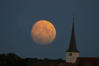 Supermond: Dieses Phänomen tritt auf, wenn der Erdbegleiter unserem Planeten besonders nahe kommt und gleichzeitig Vollmond ist.