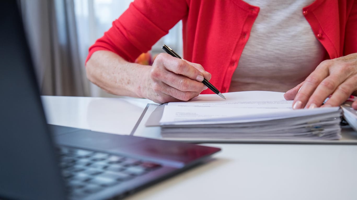 Arbeit am Schreibtisch (Symbolbild): Wer eine selbstständige oder gewerbliche Tätigkeit anmeldet, bekommt vom Finanzamt eine Steuernummer.