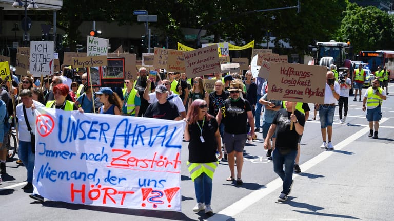 Protest in Mainz: Flutopfer von der Ahr zogen Anfang Juli bei einer Demonstration in Mainz zum Landtag.
