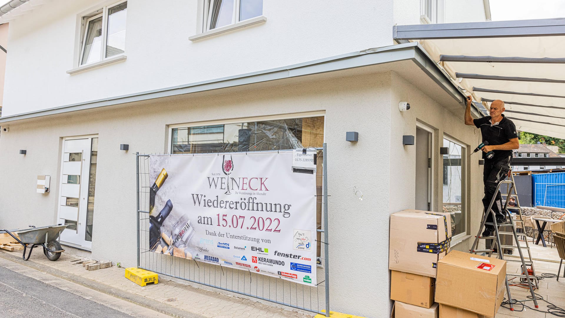 Wiedereröffnung: Ein Jahr nach der Flut sind viele schwer getroffene Händler, Gastronomen und Winzer wieder im Geschäft. In Altenahr legt Wilfried Laufer letzte Hand an, das "Weineck" wieder zu öffnen.