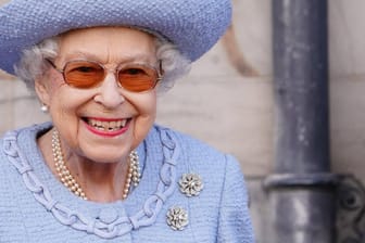 Queen Elizabeth II.: Die Monarchin wurde von ihrem Sohn Prinz Charles zu einem Termin begleitet.