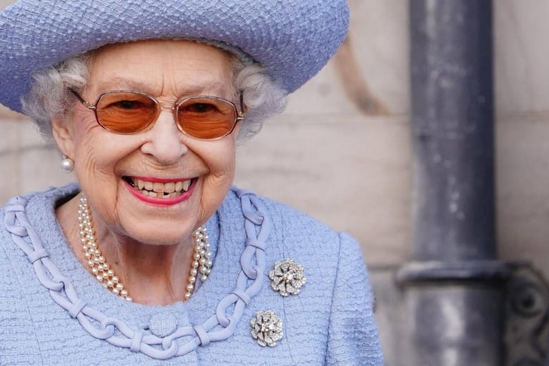 Queen Elizabeth II.: Die Monarchin wurde von ihrem Sohn Prinz Charles zu einem Termin begleitet.