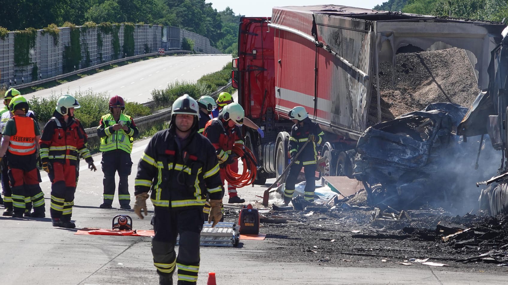 Rettungskräfte auf der A2 im Einsatz: Ein Lkw war auf ein Stauende aufgefahren.