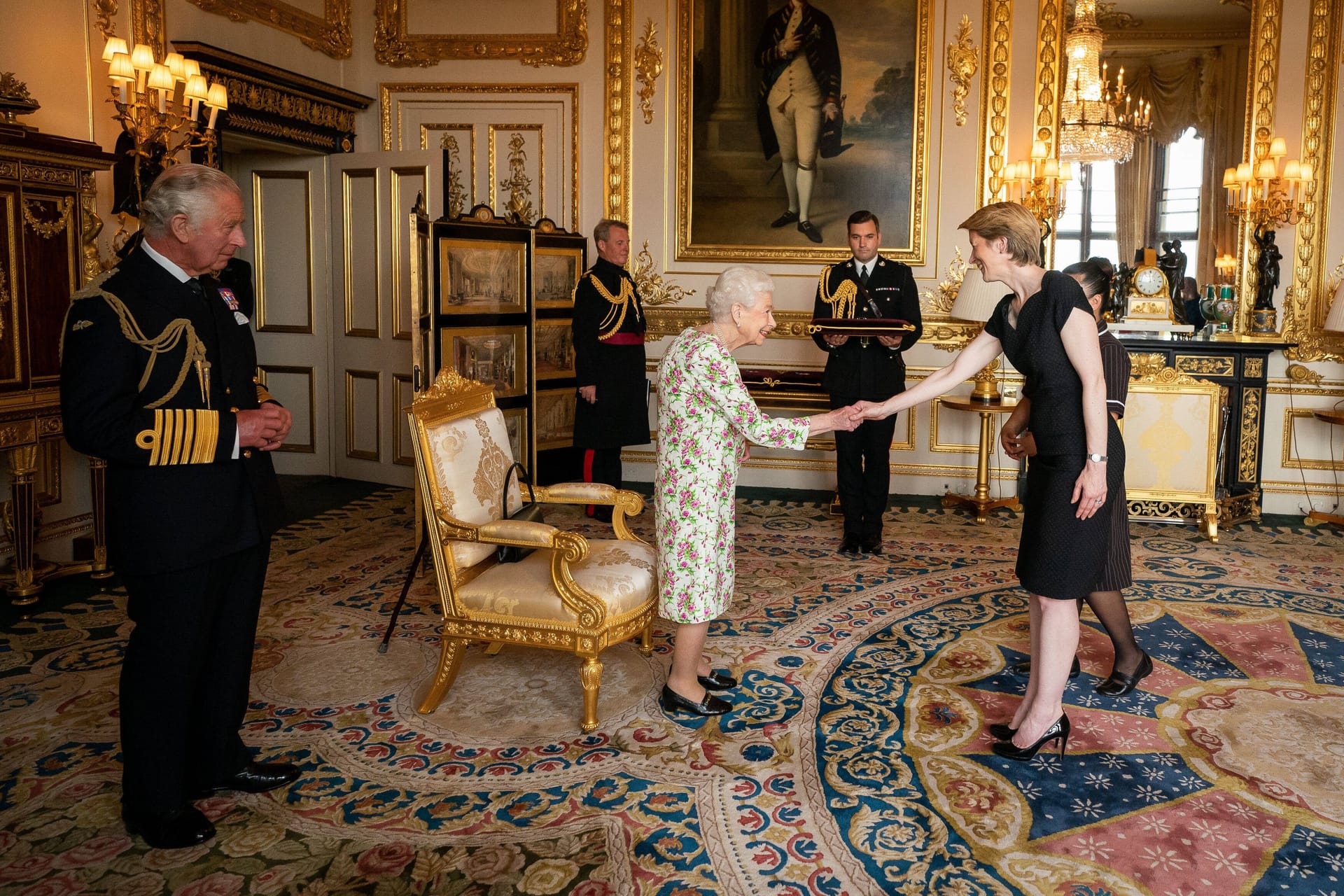 Prinz Charles und Queen Elizabeth II.: Die Royals vergaben gemeinsam das George-Kreuz.