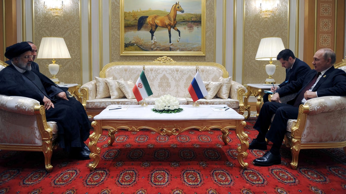 Putin traf seinen iranischen Amtskollegen Raisi in Turkmenistan: Die USA befürchten, dass der Iran Drohnen an Russland liefern könnte.