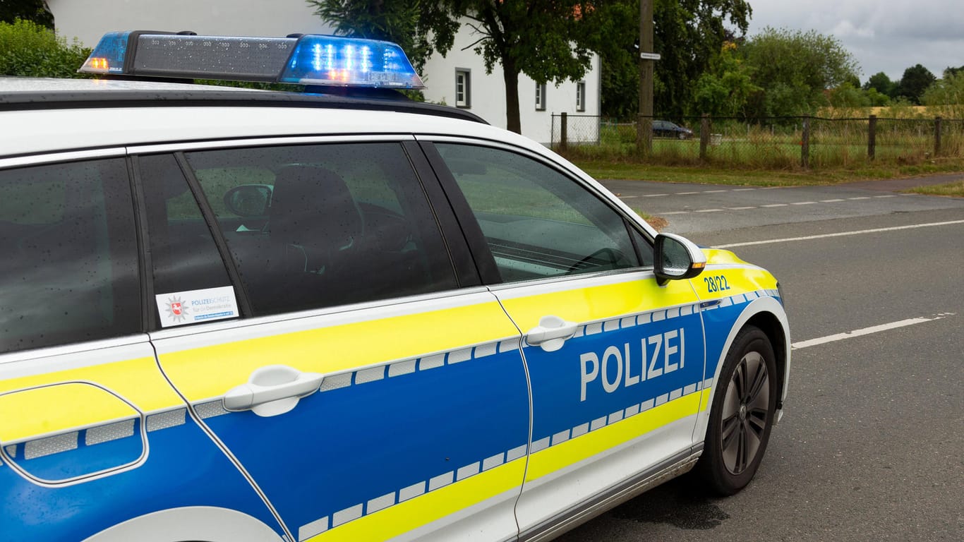 Polizei (Symbolbild): In Osnabrück wurde eine Bombe gefunden – tausende Menschen können den Abend nicht zu Hause verbringen.