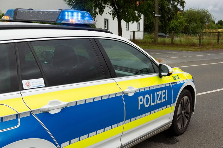 Polizei (Symbolbild): In Osnabrück wurde eine Bombe gefunden – tausende Menschen können den Abend nicht zu Hause verbringen.