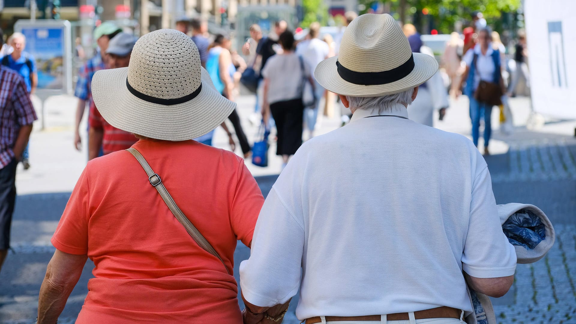 Ältere Menschen sind besonders gefährdet (Symbolbild): Hohe Temperaturen können gefährlich werden.