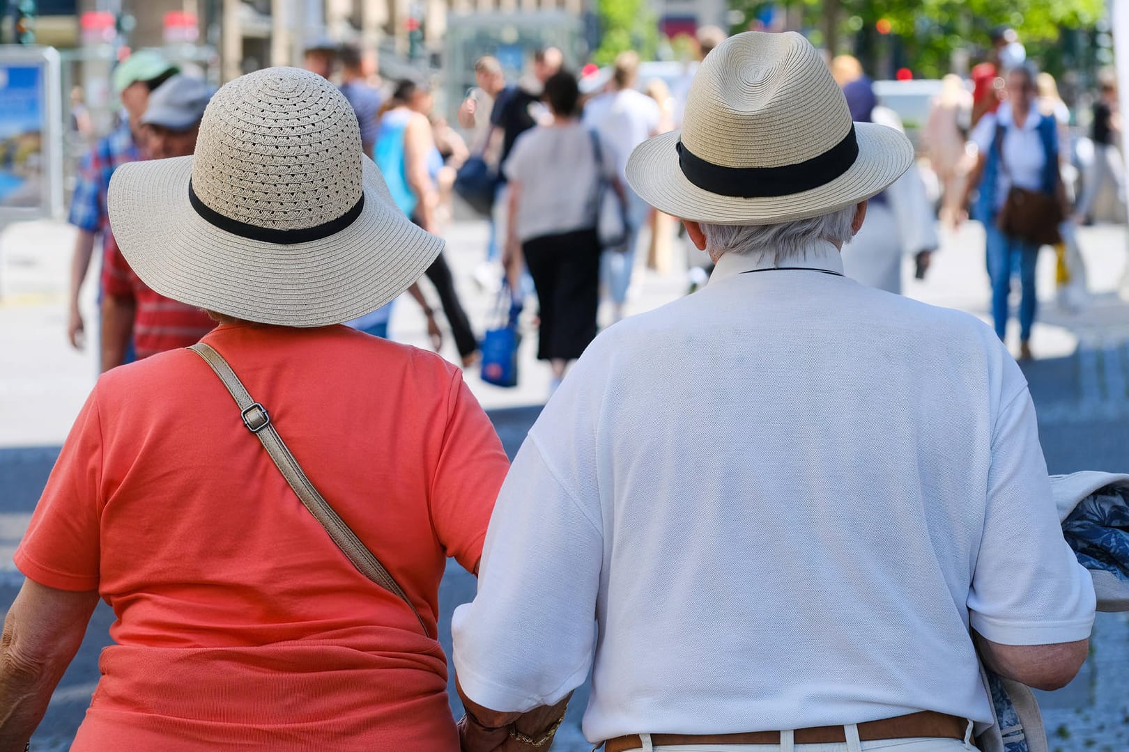 Ältere Menschen sind besonders gefährdet (Symbolbild): Hohe Temperaturen können gefährlich werden.