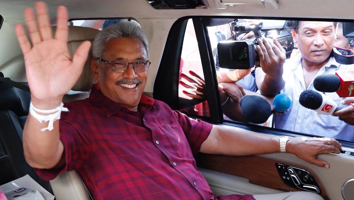 Gotabaya Rajapaksa winkt den Medien zu (Archivbild): Der faktisch entmachtete Präsident hat sich auf die Malediven abgesetzt.