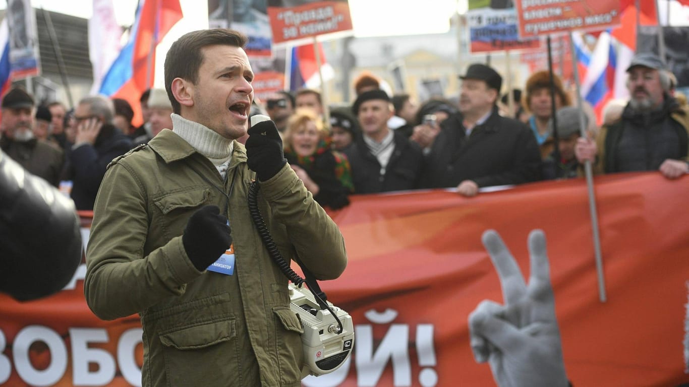 Ilja Jaschin bei einer Demonstration (Archiv): Gegen ihn wird wegen der "Verbreitung falscher Informationen über das russische Militär" ermittelt.