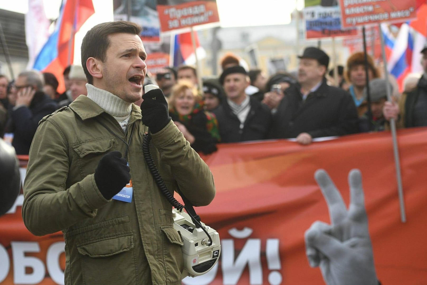 Ilja Jaschin bei einer Demonstration (Archiv): Gegen ihn wird wegen der "Verbreitung falscher Informationen über das russische Militär" ermittelt.