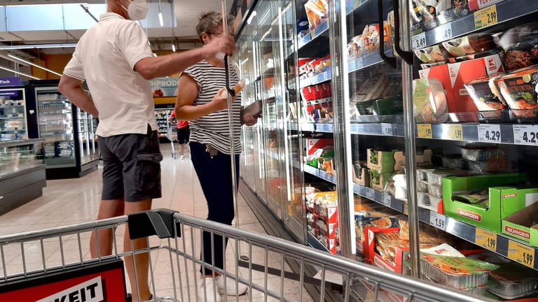 Zwei Kunden im Supermarkt (Symbolbild): Viele Deutsche spüren die Inflation im Alltag deutlich.
