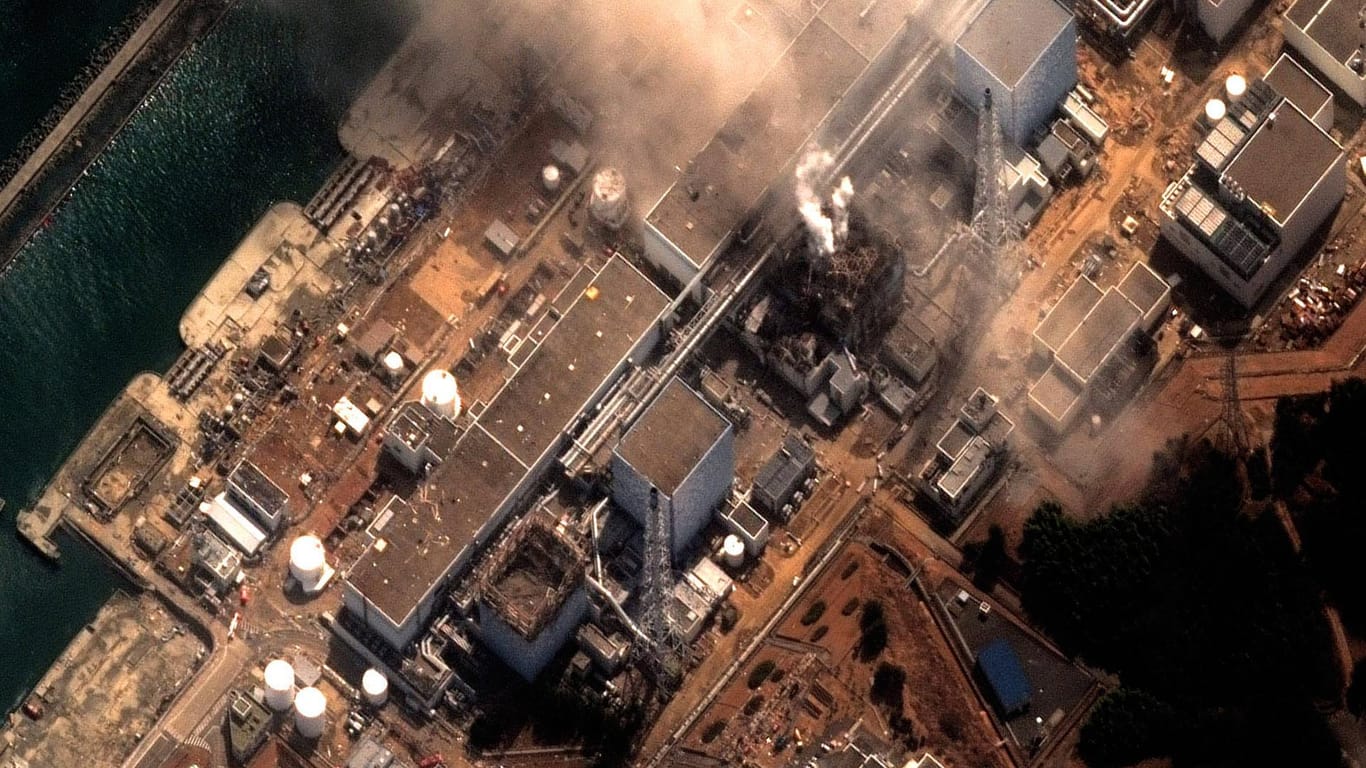 Fukushima nach dem Erdbeben 2011: Das Kernkraftwerk wurde durch ein Erdbeben und einen darauf folgenden Tsunami stark beschädigt.