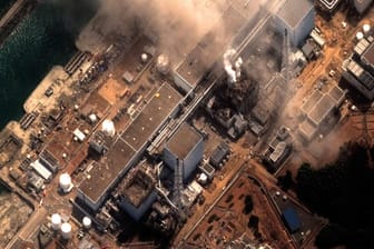 Fukushima nach dem Erdbeben 2011: Das Kernkraftwerk wurde durch ein Erdbeben und einen darauf folgenden Tsunami stark beschädigt.