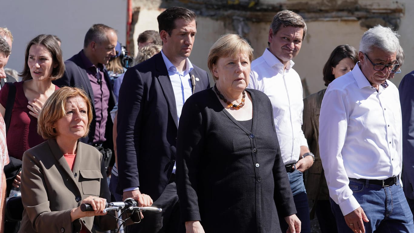 Die damalige Bundeskanzlerin Angela Merkel und die Ministerpräsidentin von Rheinland-Pfalz, Malu Dreyer, beim Besuch im Ahrtal. (Archivbild)