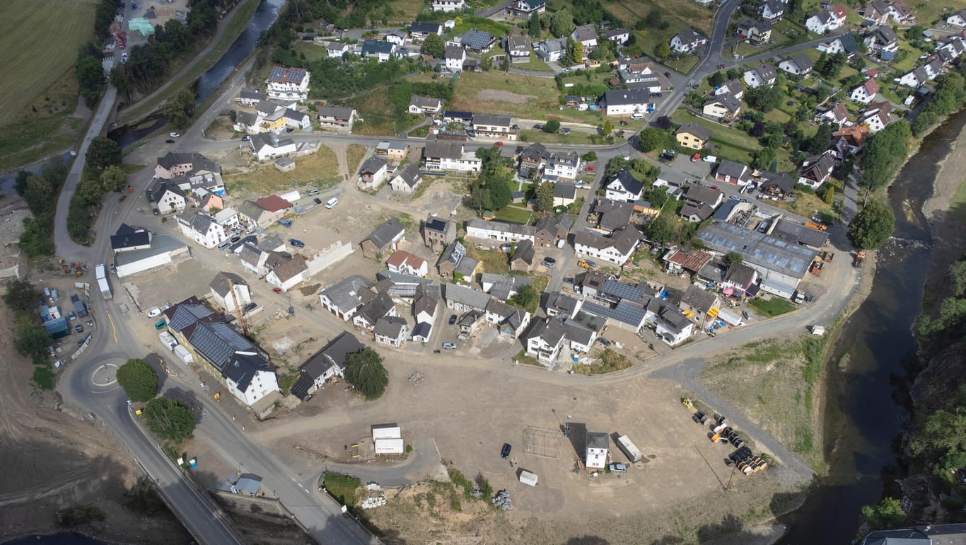 Ein Jahr nach der Flut im Ahrtal: Das Ortsbild des Dorfes Schuld prägen große Baulücken.