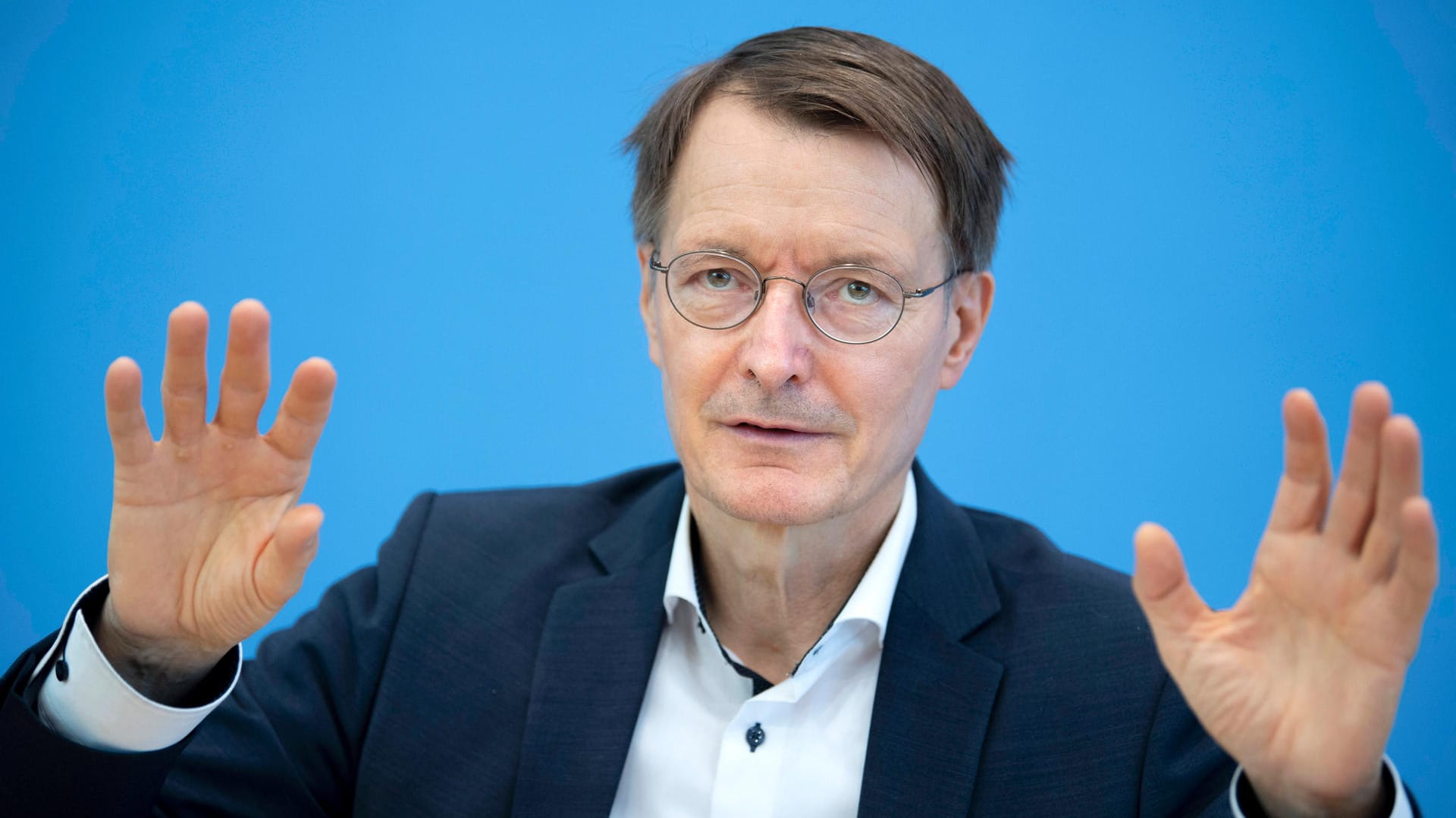 Lauterbach bei einer Pressekonferenz: "Brauchen die Infektionen nicht in die Praxis zu tragen." Lauterbach bei einer Pressekonferenz: "Brauchen die Infektionen nicht in die Praxis zu tragen."