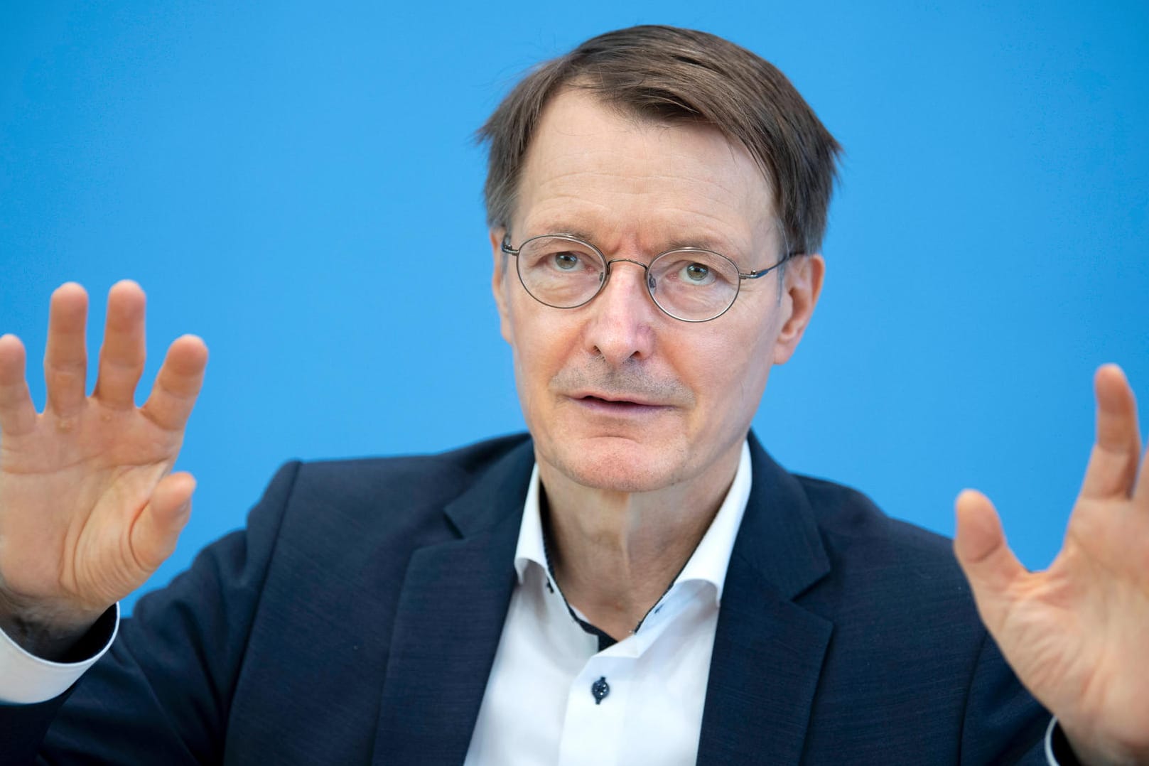 Lauterbach bei einer Pressekonferenz: "Brauchen die Infektionen nicht in die Praxis zu tragen."