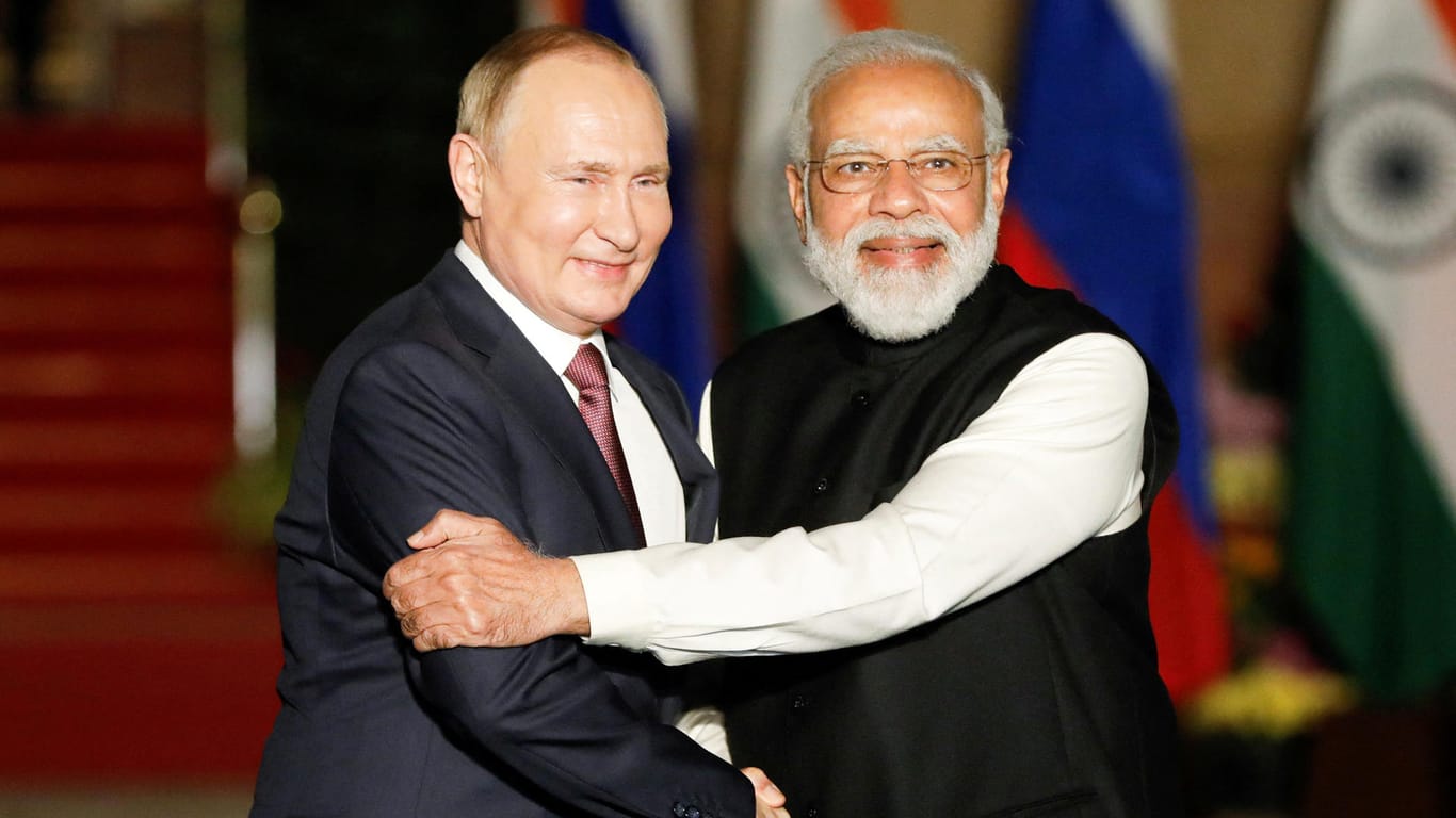 Putin mit dem indischen Premier Modi: Indien setzt weiter auf billige Rohstoffe aus Russland.