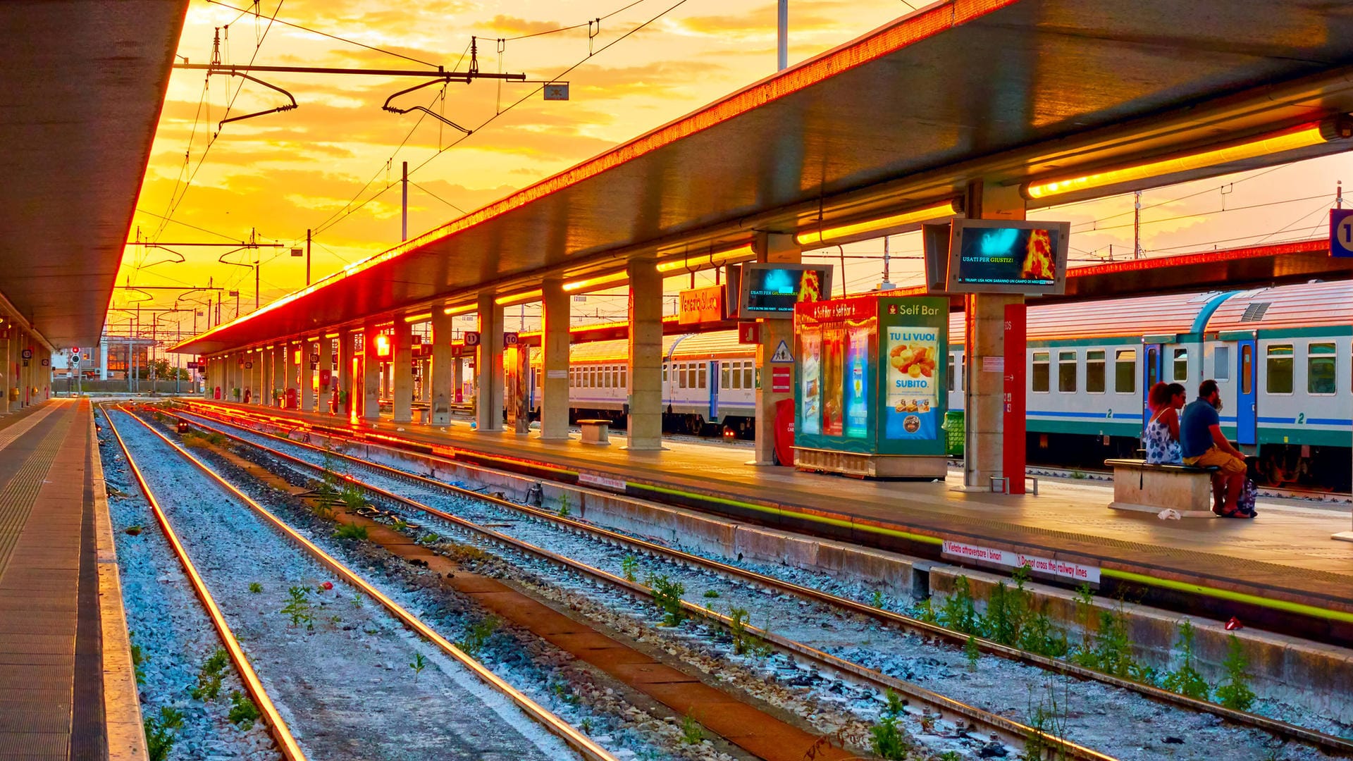 Venedigs Bahnhof Santa Lucia: Wer hier ankommt, kann gleich ins Wassertaxi steigen. Kein teurer oder weiter Flughafentransfer nötig.