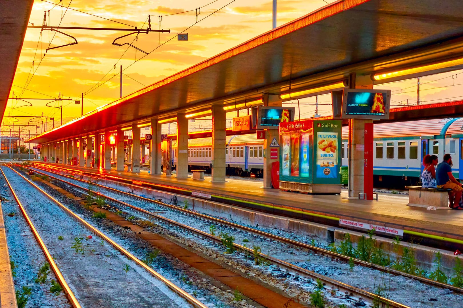 Venedigs Bahnhof Santa Lucia: Wer hier ankommt, kann gleich ins Wassertaxi steigen. Kein teurer oder weiter Flughafentransfer nötig.