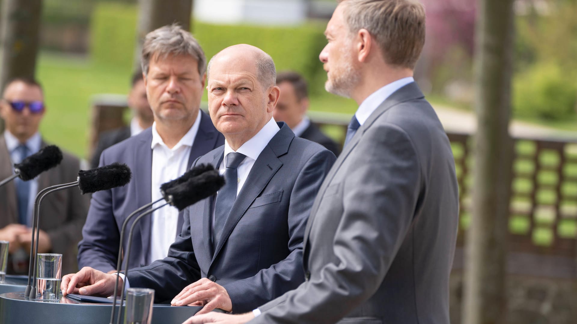 Wirtschaftsminister Habeck, Kanzler Scholz, Finanzminister Lindner: Irgendwie festgehakt.