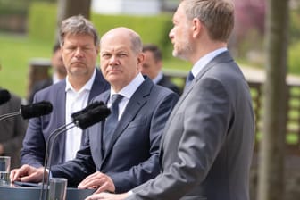 Wirtschaftsminister Habeck, Kanzler Scholz, Finanzminister Lindner: Irgendwie festgehakt.
