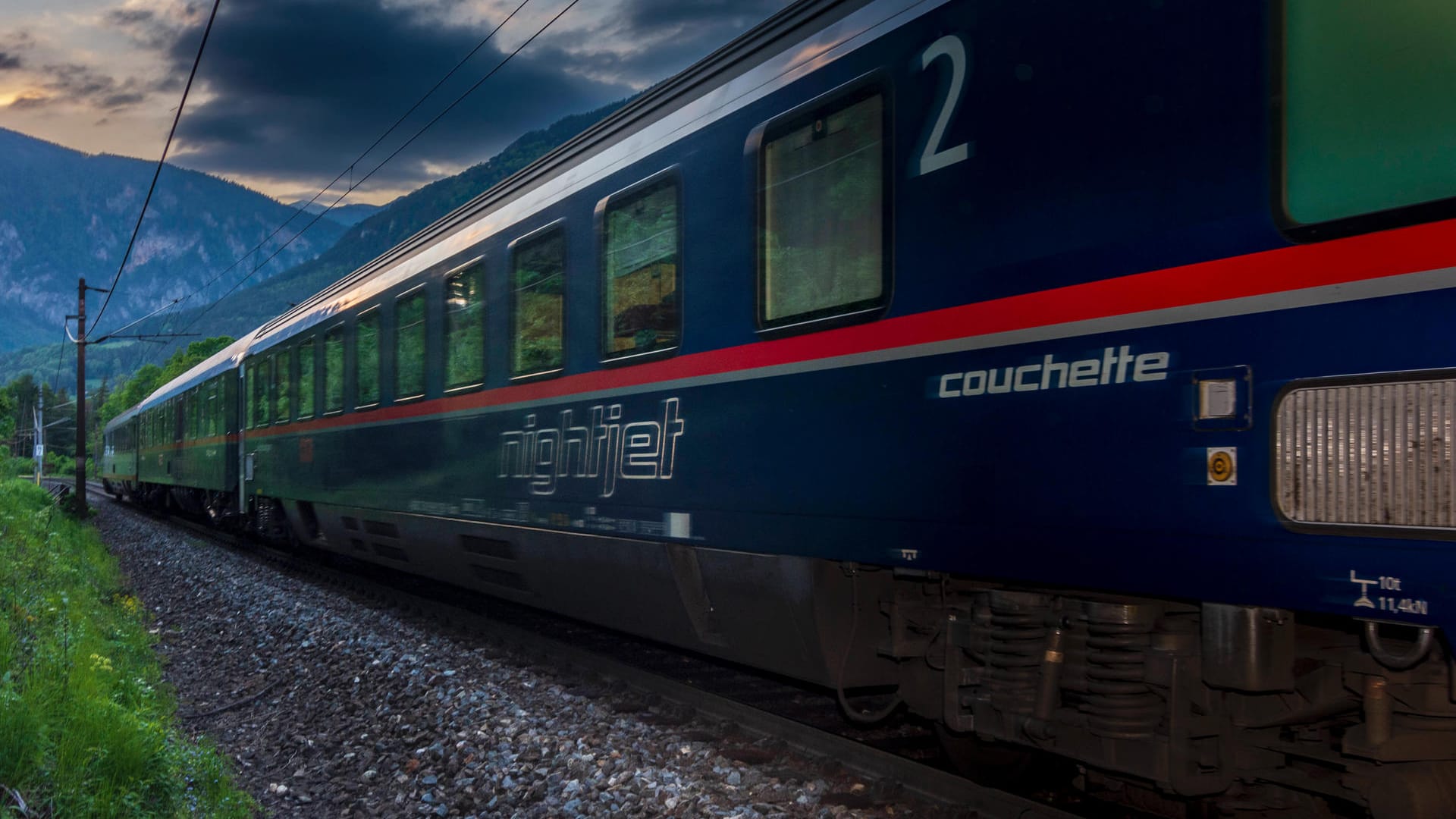 Ein ÖBB Nightjet auf dem Weg durch Österreich: Wer von München nach Venedig möchte, hat die Wahl zwischen der neunstündigen Fahrt mit dem direkten Nachtzug oder einer 30-Stunden-Odyssee mit sechsmal Umsteigen.