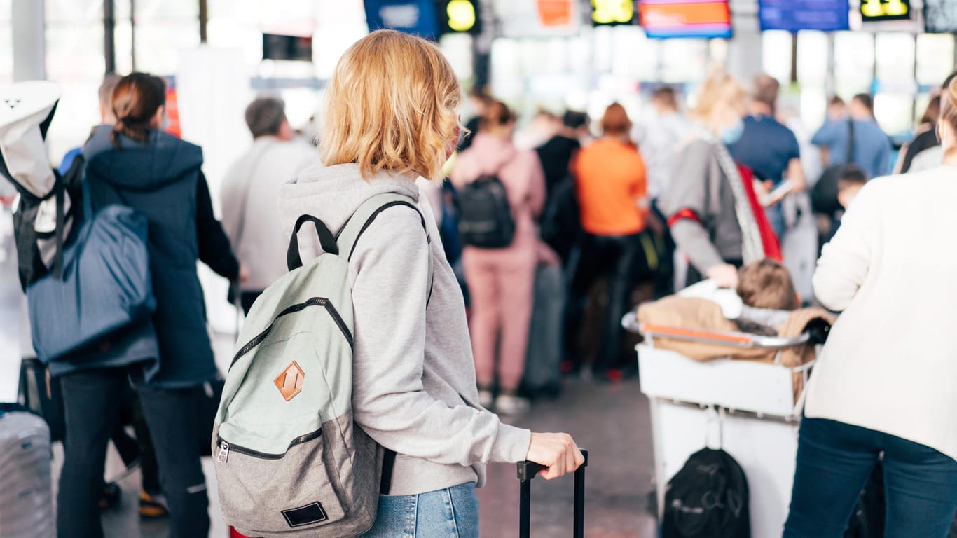 Reisen während Corona: Am Flughafen müssen sich Urlauber auf längere Wartezeiten einstellen.
