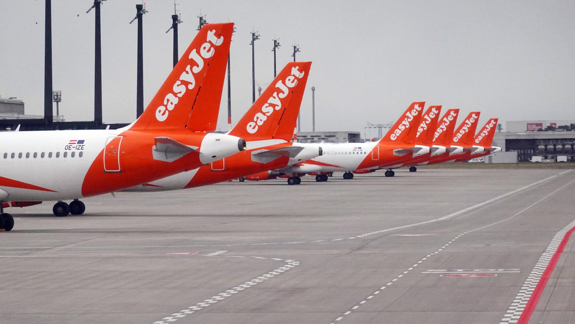 Flugzeuge der Airline easyJet parken am Flughafen BER in Berlin: Gesetzliche Regelungen und Ausnahmen bevorteilen den Flugverkehr gegenüber klimafreundlicher Mobilität mit der Bahn.