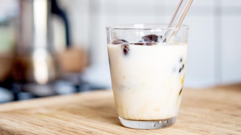 Schneller Eiskaffee-Genuss: Wer Kaffee in Eiswürfelform einfriert, muss ihn nur noch mit Milch aufgießen.
