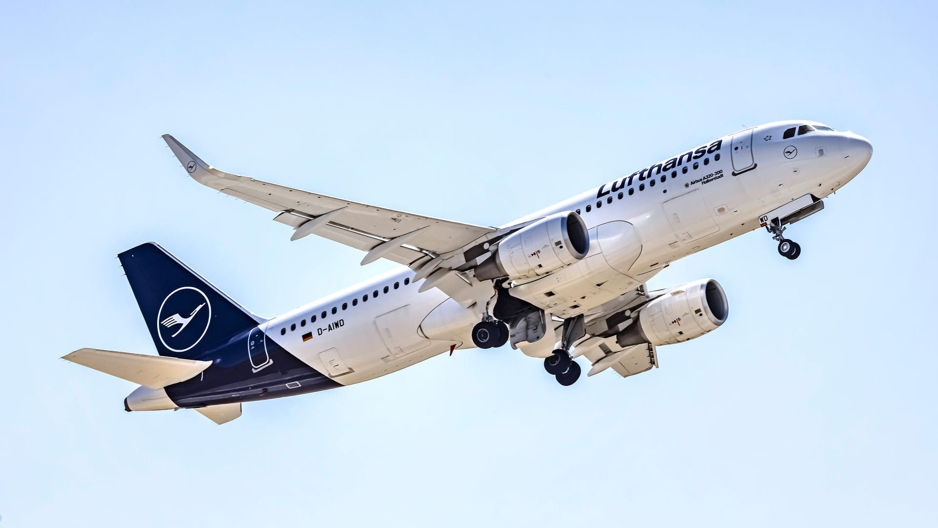 Eine Lufthansa-Maschine beim Start: Dieser Anblick wird an vielen Flughäfen seltener.