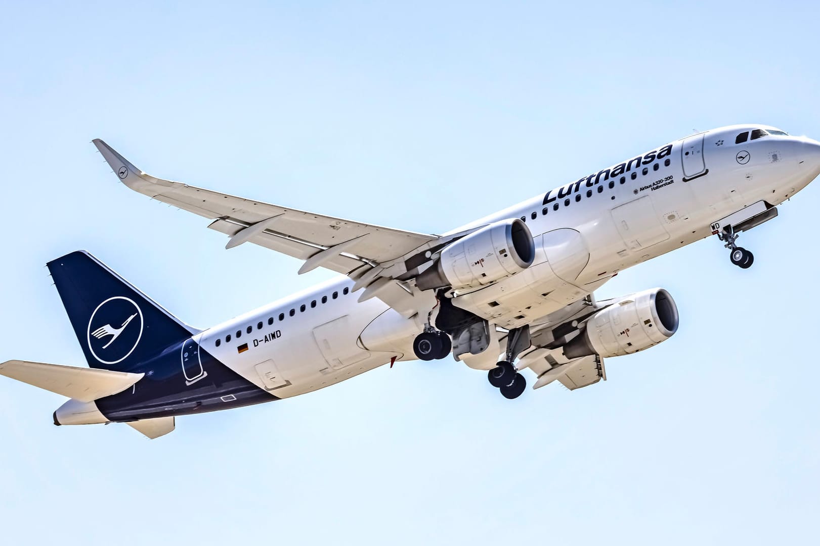 Eine Lufthansa-Maschine beim Start: Dieser Anblick wird an vielen Flughäfen seltener. Eine Lufthansa-Maschine beim Start: Dieser Anblick wird an vielen Flughäfen seltener.