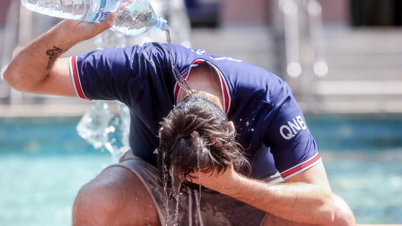 Ein Mann kühlt sich mit Wasser ab: Bis zu 43 Grad werden in den kommenden Tagen in Südeuropa erwartet – auch nach Deutschland soll die Hitze kommen.